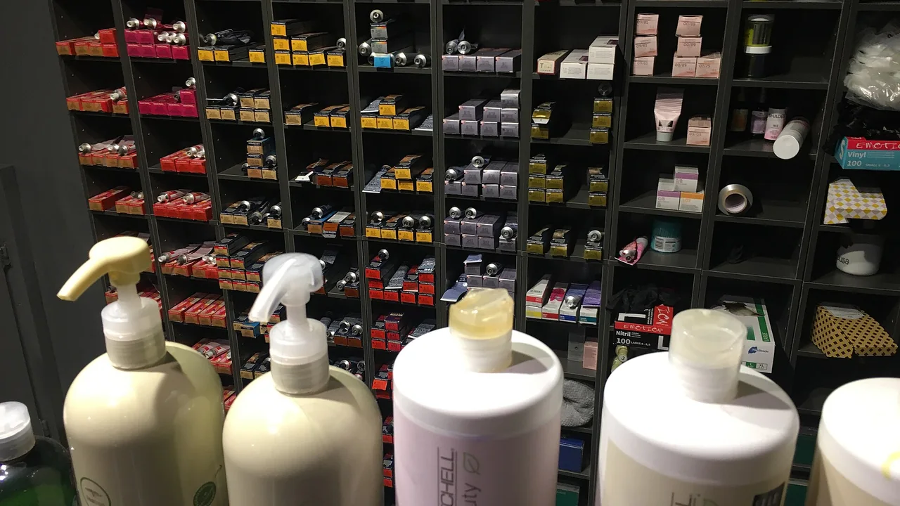 Imagem ilustrativa de produtos de cuidado capilar organizados em um salão.