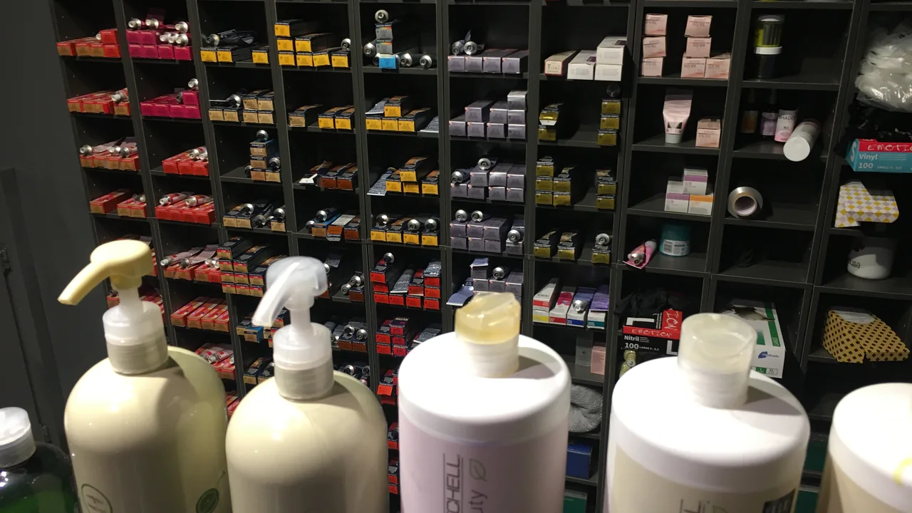 Prateleira com produtos genéricos de cuidado capilar em um salão