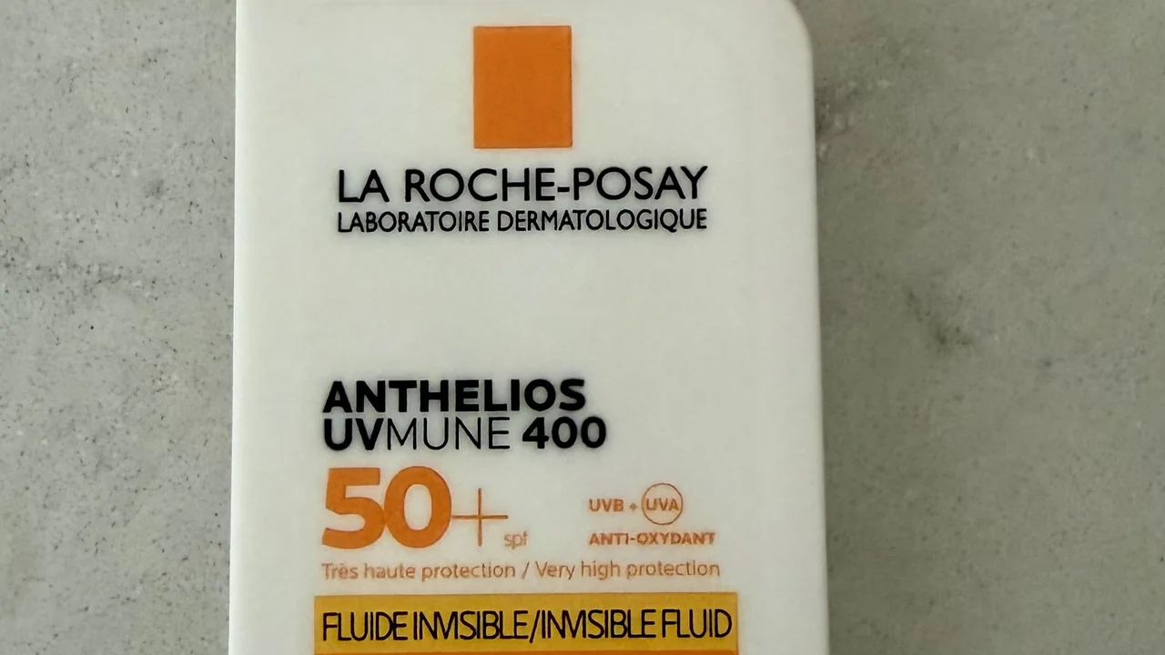 Frasco de protetor solar facial Anthelios UVmune 400 FPS 50+ em close, imagem ilustrativa