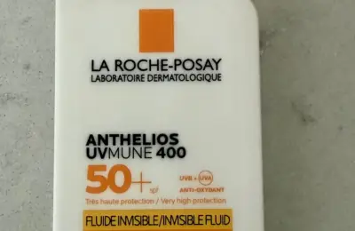 Frasco de protetor solar La Roche-Posay Anthelios UVMune 400 FPS 50+, usado como exemplo de produto
