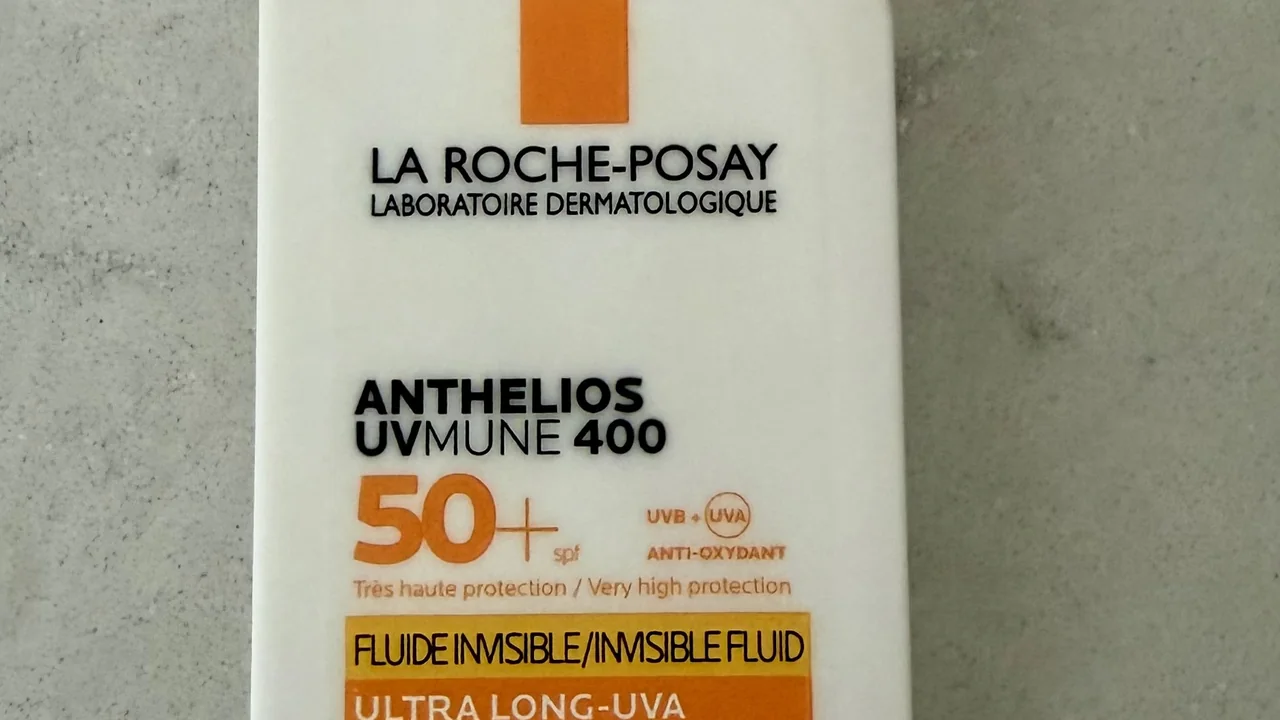 Frasco de protetor solar facial La Roche-Posay Anthelios UVMune 400 FPS 50+ em close