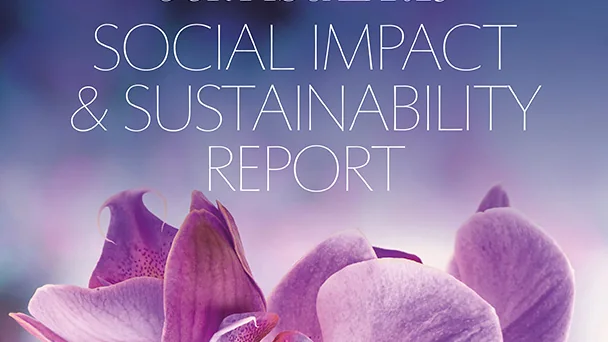 Flores na capa do relatório de impacto social e sustentabilidade da Estée Lauder Companies