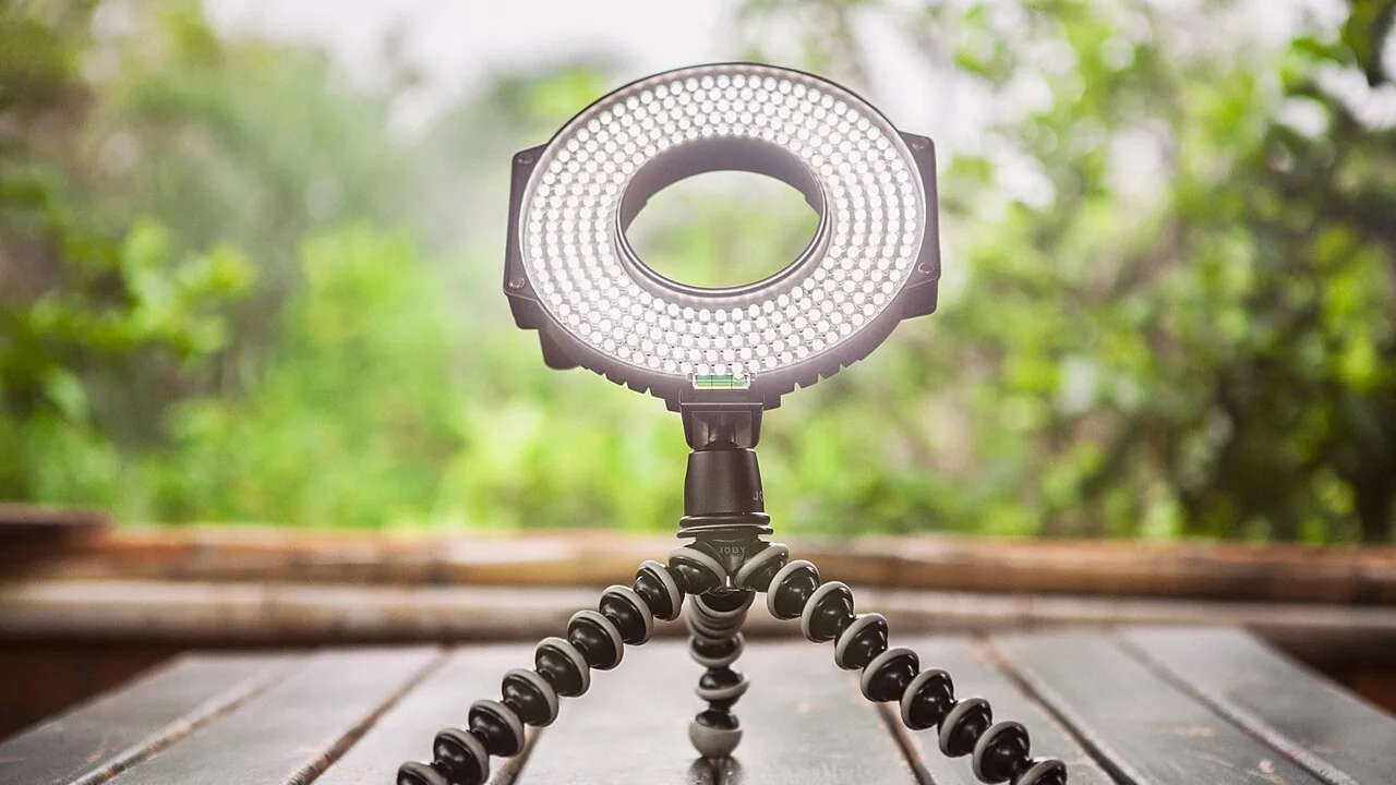 Ring light circular montado em um pequeno tripé, em uma cena externa ilustrativa