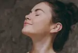 Rosto de mulher com maquiagem leve, em cena ilustrativa para uso de bruma facial