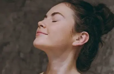 Rosto de mulher com maquiagem leve, em cena ilustrativa para uso de bruma facial