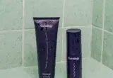 Rotina de cuidados com a pele e produtos cosméticos em banheiro