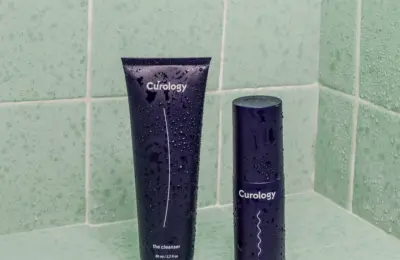 Rotina de cuidados com a pele e produtos cosméticos em banheiro