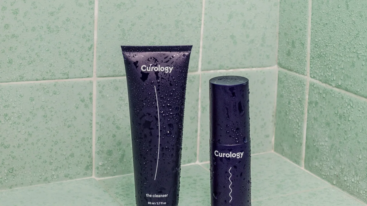 Rotina de cuidados com a pele e produtos cosméticos em banheiro