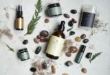 Produtos de skincare em composição ilustrativa para explicar a rotina de cuidados; a imagem não representa um produto de ácido azelaico específico.