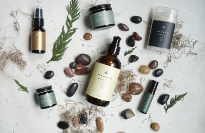 Produtos de skincare em composição ilustrativa para explicar a rotina de cuidados; a imagem não representa um produto de ácido azelaico específico.