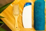 Shampoo e acessórios para uma rotina de lavagem do cabelo