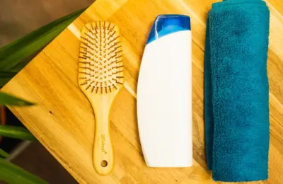 Shampoo e acessórios para uma rotina de lavagem do cabelo