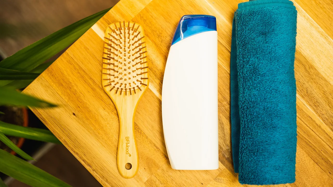 Shampoo e acessórios para uma rotina de lavagem do cabelo
