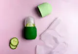 Itens genéricos de skincare sobre fundo rosa, usados como ilustração de rotina de cuidados faciais.