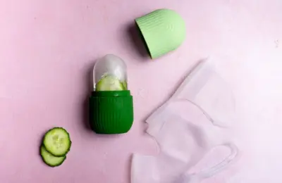 Itens genéricos de skincare sobre fundo rosa, usados como ilustração de rotina de cuidados faciais.