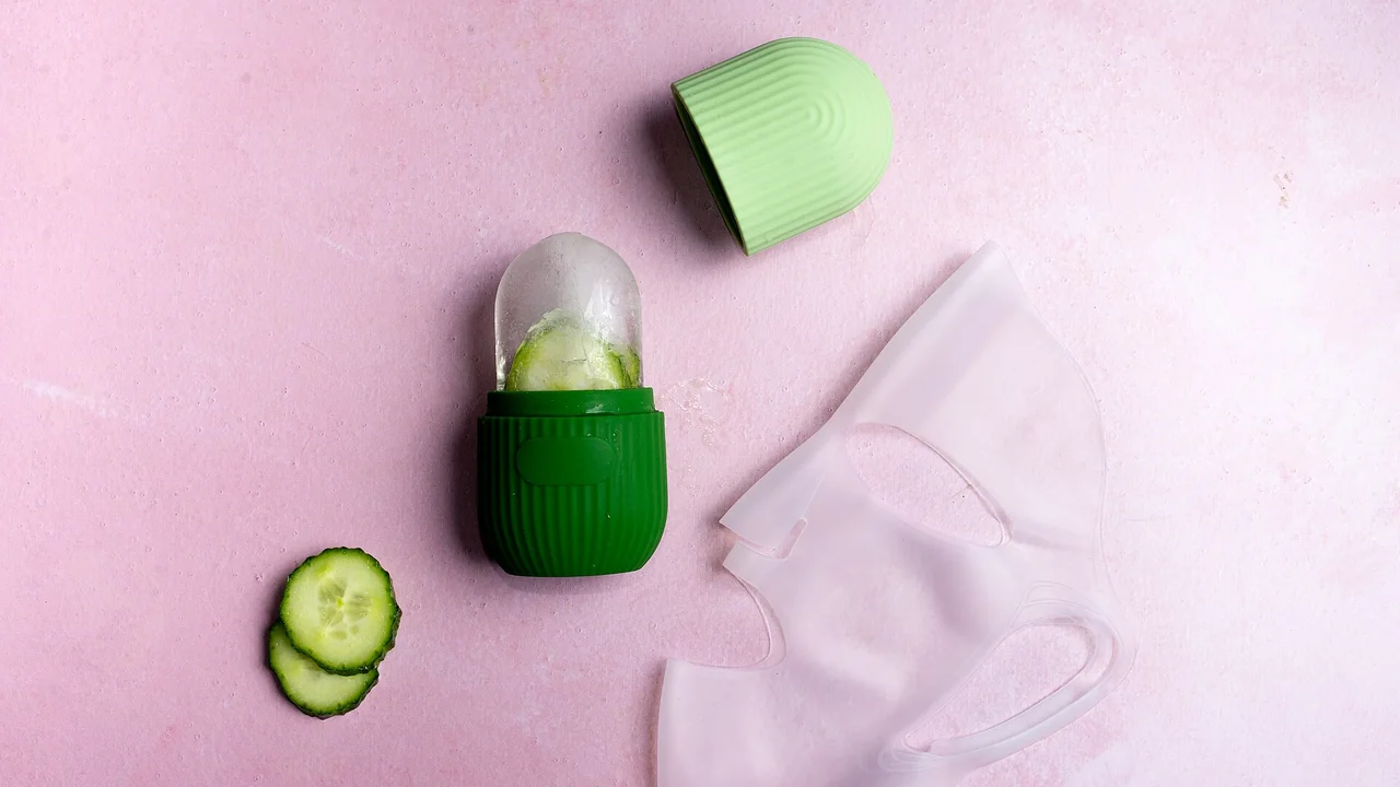 Itens genéricos de skincare sobre fundo rosa, usados como ilustração de rotina de cuidados faciais.