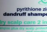Close do rótulo de um shampoo com informações sobre o produto e o couro cabeludo