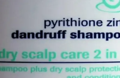 Close do rótulo de um shampoo com informações sobre o produto e o couro cabeludo