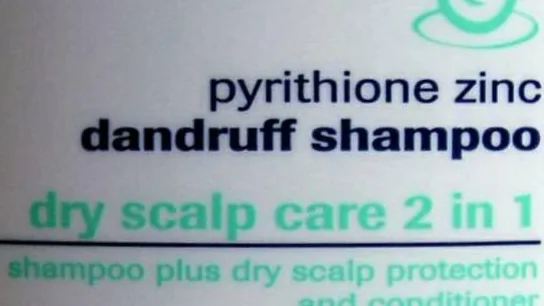 Close do rótulo de um shampoo com informações sobre o produto e o couro cabeludo