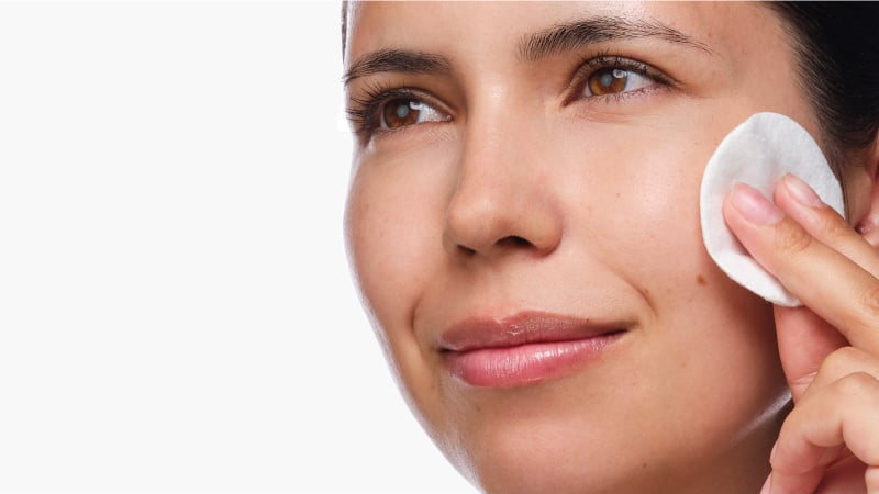 Aplicação de produto cosmético no rosto, imagem ilustrativa de cuidados de uso