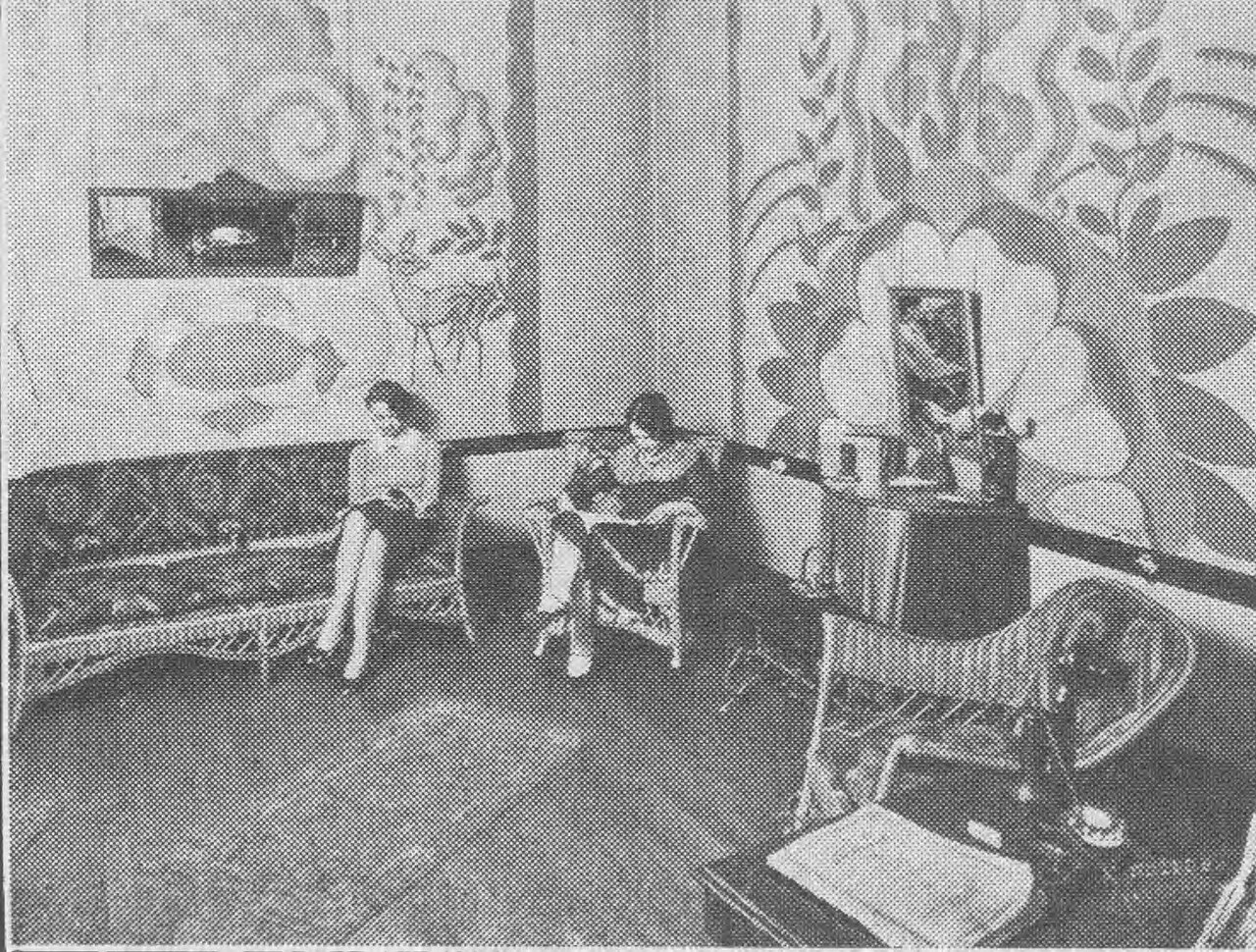Espaço interno de um salão de beleza com poltronas, balcão e área de atendimento