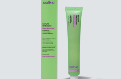 Sérum Antiacne Sallve de 35 g ao lado da caixa, com destaque para ácido salicílico 2%, niacinamida, melaleuca e extrato de buchu.
