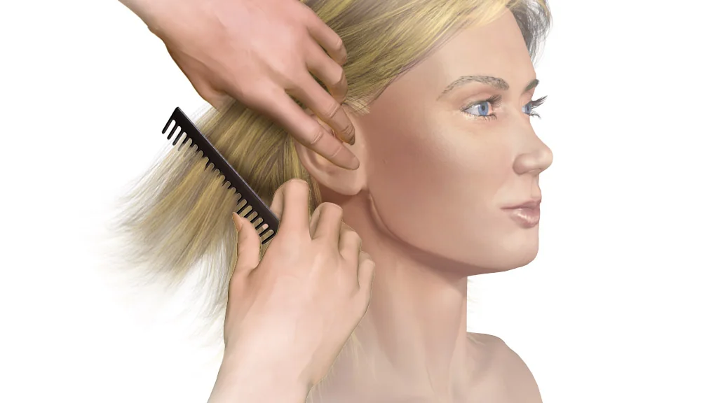 Pessoa penteando o cabelo, imagem ilustrativa de cuidados capilares