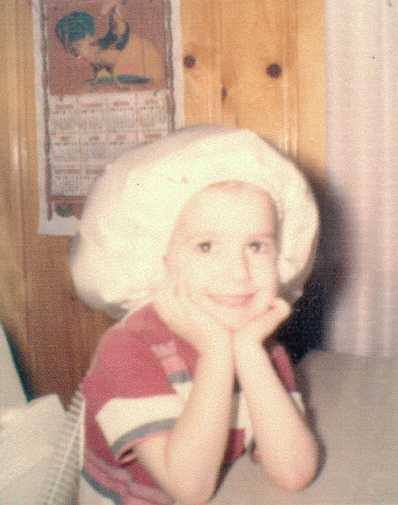 Pessoa sob um secador de cabelo de salão em imagem histórica