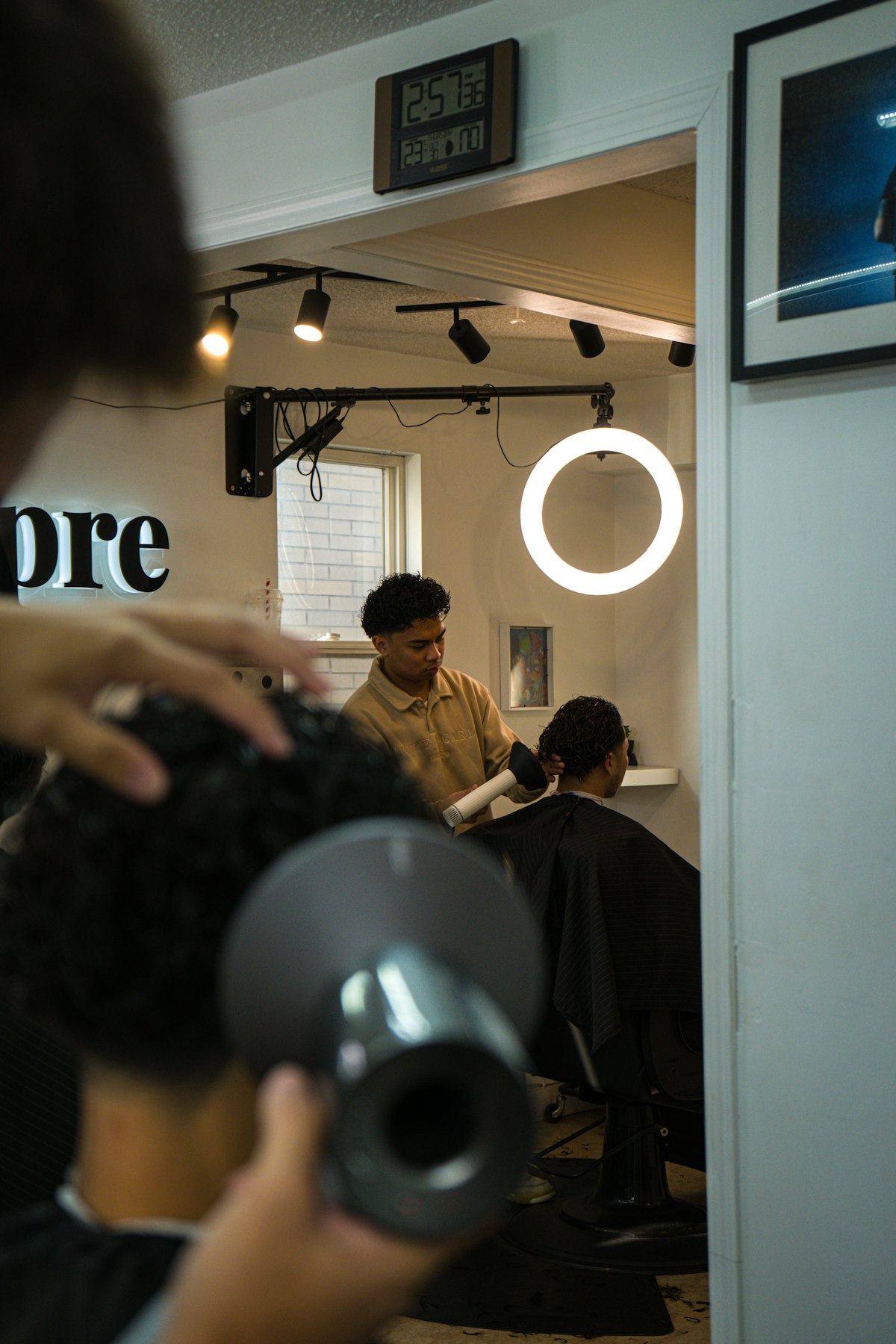 Secador de cabelo sendo usado em um salão de beleza