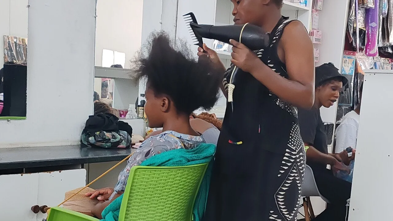 Ilustração de secagem de cabelo em salão; a ferramenta não representa um difusor específico