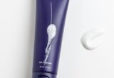 Ilustração de rotina de skincare com produto de limpeza facial; imagem genérica, não representa o Bioderma Sensibio H2O