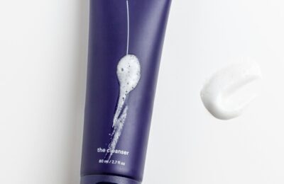 Ilustração de rotina de skincare com produto de limpeza facial; imagem genérica, não representa o Bioderma Sensibio H2O