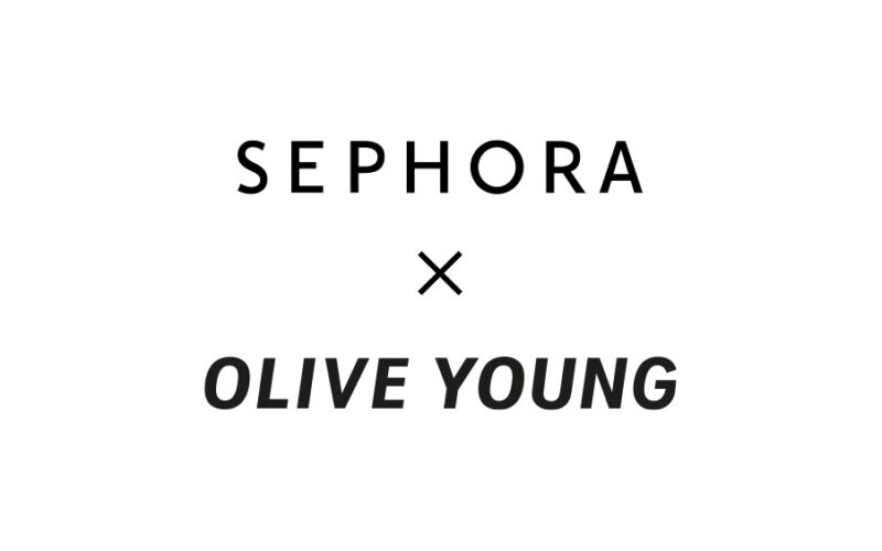 Logotipos Sephora e Olive Young separados por um símbolo de parceria para anunciar a entrada da curadoria K-beauty na rede americana