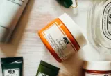 Composição ilustrativa com diferentes embalagens cosméticas, como bisnagas, potes e frascos