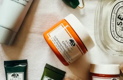 Composição ilustrativa com diferentes embalagens cosméticas, como bisnagas, potes e frascos
