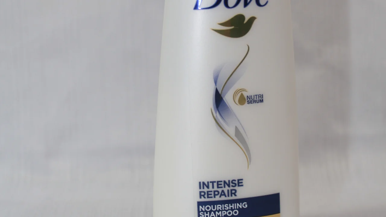 Embalagem de shampoo Dove usada apenas como ilustração genérica de produto para cabelo