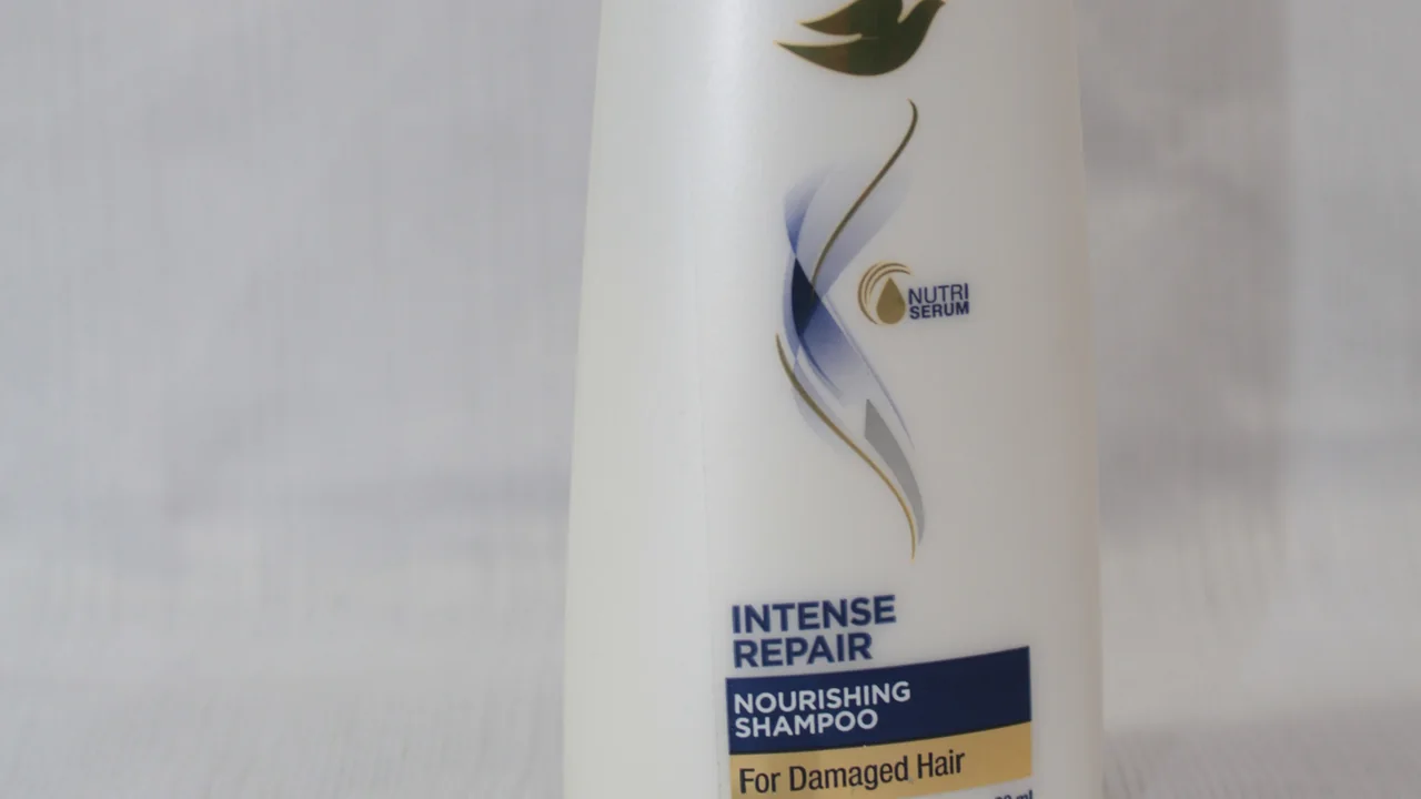 Embalagem de shampoo fotografada como exemplo para explicar critérios de escolha do produto