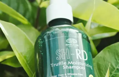 shampoo para cabelo com progressiva em embalagem entre folhas verdes