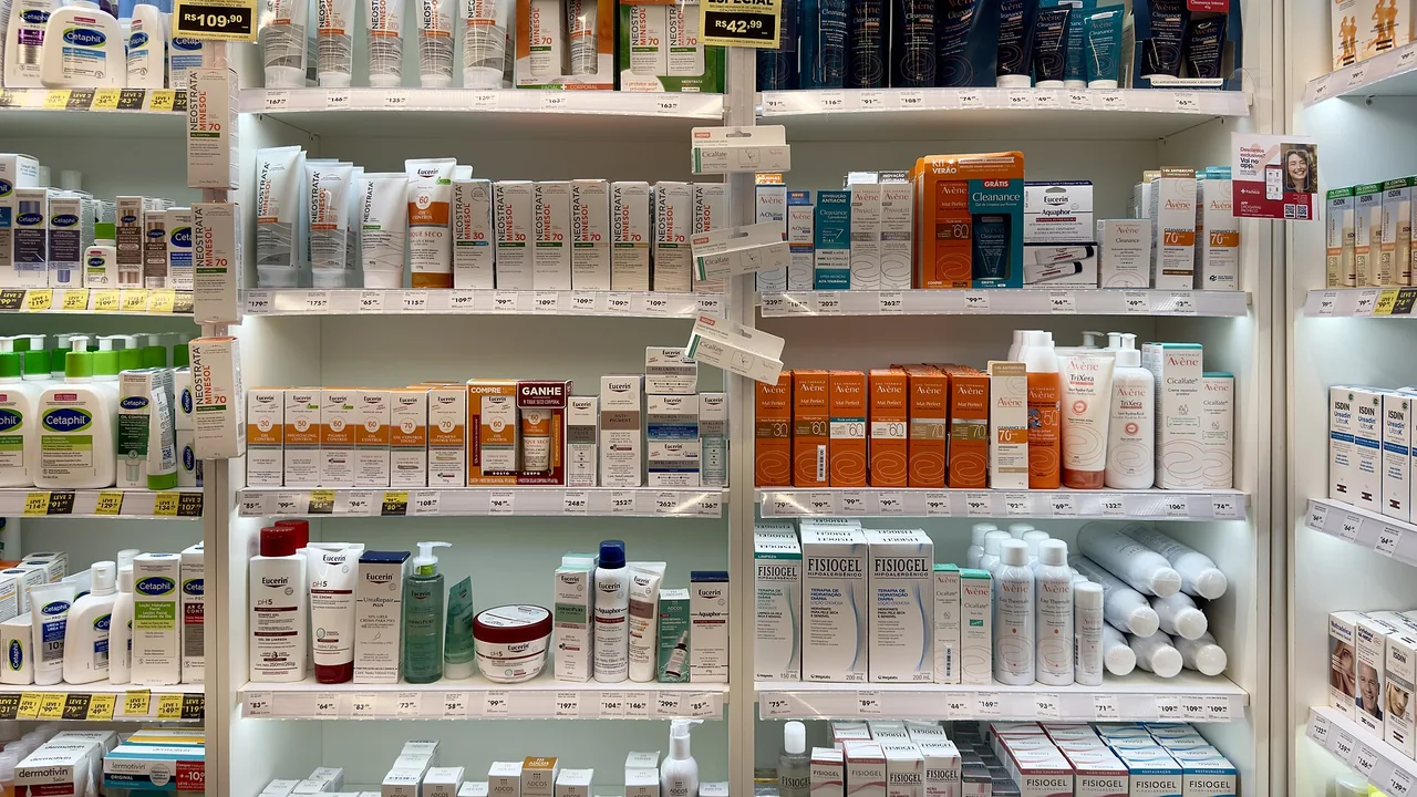 Prateleira de dermocosméticos em farmácia, imagem ilustrativa para discutir escolha de produtos de skincare.