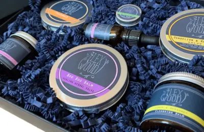 Produtos de cuidado da pele em embalagens variadas, imagem ilustrativa para explicar a rotina de skin cycling.