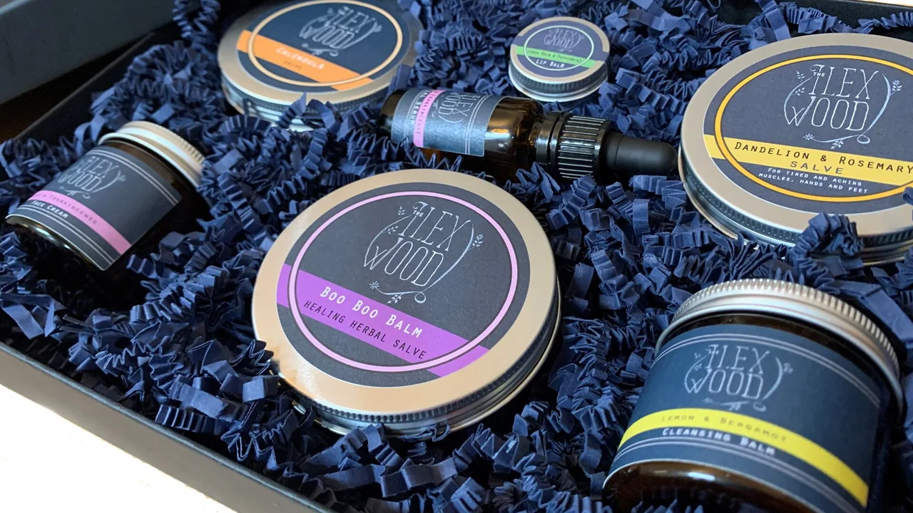 Produtos de cuidado da pele em embalagens variadas, imagem ilustrativa para explicar a rotina de skin cycling.