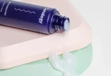Creme hidratante em frasco e textura de skincare, imagem ilustrativa