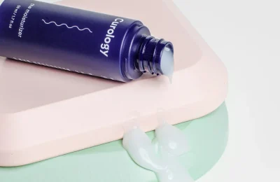 Creme hidratante em frasco e textura de skincare, imagem ilustrativa
