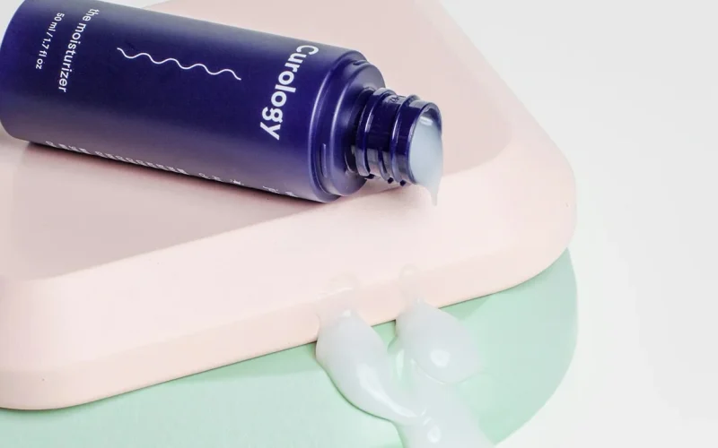 Creme hidratante em frasco e textura de skincare, imagem ilustrativa
