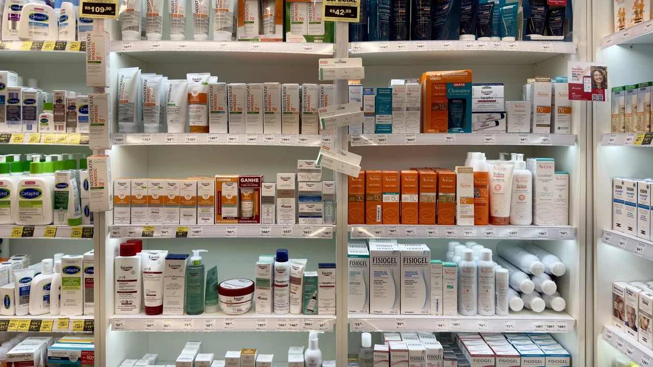Prateleira com dermocosméticos e produtos de cuidados para a pele