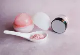 Potes e pó cosmético em composição ilustrativa para cuidados com a pele