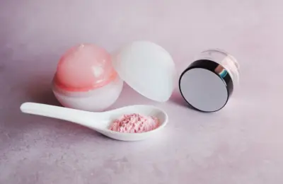 Potes e pó cosmético em composição ilustrativa para cuidados com a pele