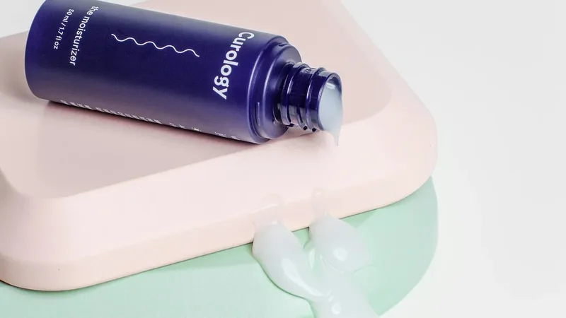 Creme hidratante em frasco e textura de skincare, imagem ilustrativa