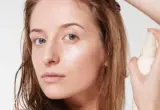Spray fixador aplicado próximo ao cabelo, imagem ilustrativa baseada em material da L’Oréal Paris.