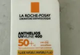 Imagem de embalagem de protetor solar facial em frasco flexível; exemplo visual, não representa uma recomendação do artigo.